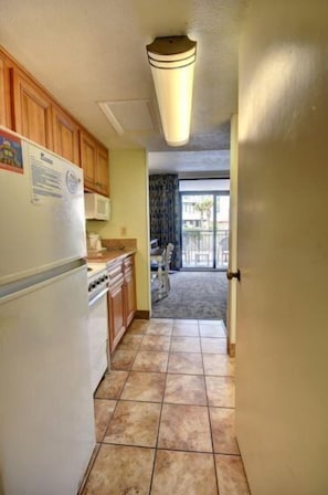 Casa | Cocina privada | Refrigerador, microondas y utensilios de cocina