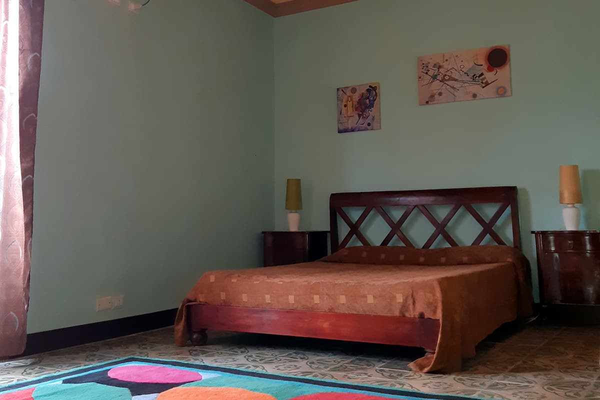 Rollaway beds, free WiFi, bed sheets