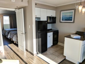 Kjøleskap, mikrobølgeovn og kaffetrakter/tekoker