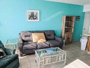 Condo, vista para o oceano | Área de estar | TV 40 polegadas com canais a cabo
