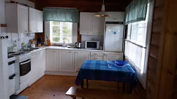 Cottage Familial, vue lac | Cuisine privée | Réfrigérateur, micro-ondes, four, plaque de cuisson