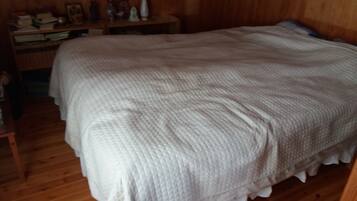 Family Cottage, Lake View | Blackout drapes, soundproofing, free WiFi, bed sheets