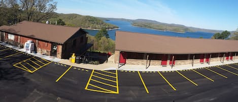 Vista frontal de la propiedad