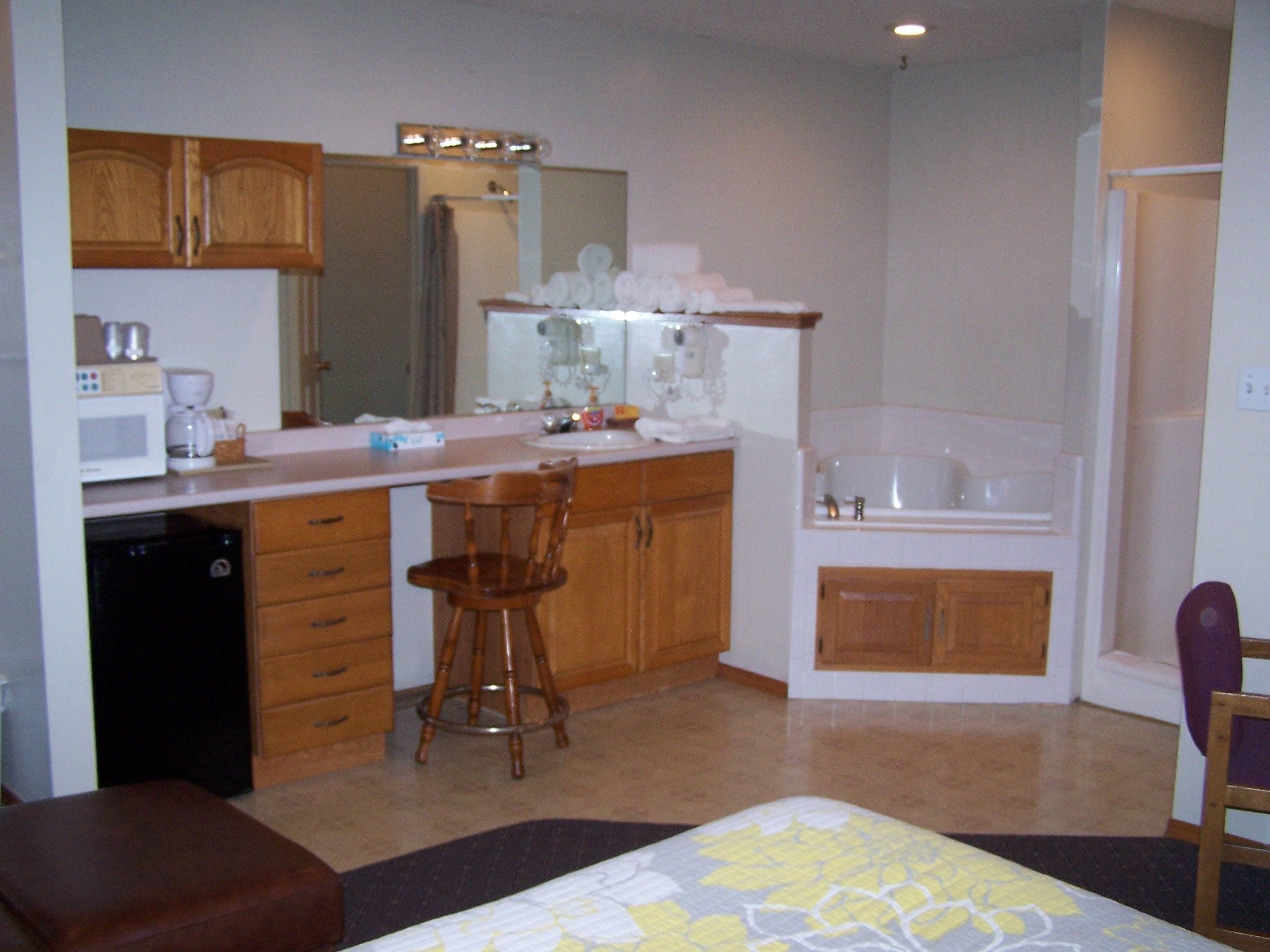 Habitación individual romántica, 1 cama Queen size, para no fumadores, vista al lago | Ropa de cama de alta calidad, muebles diferentes y cortinas blackout 