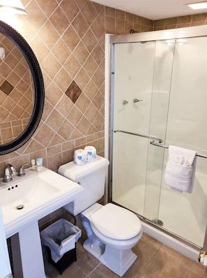 Combined shower/tub