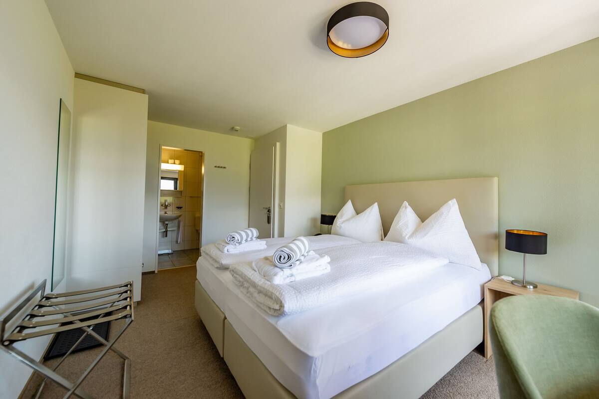 Doppelzimmer, 1 King-Bett, Bergblick | 1 Schlafzimmer, Allergikerbettwaren, individuell dekoriert
