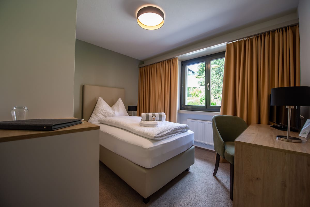 Einzelzimmer, 1 Einzelbett, Bergblick | 1 Schlafzimmer, Allergikerbettwaren, individuell dekoriert