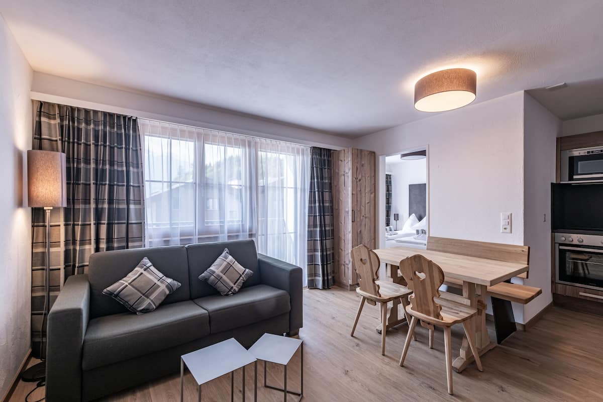 Apartment, 1 Schlafzimmer, Bergblick | Wohnzimmer | 60-cm-Flachbildfernseher mit Digitalempfang, Tischfußball