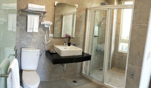 Douche, articles de toilette gratuits, sèche-cheveux, chaussons