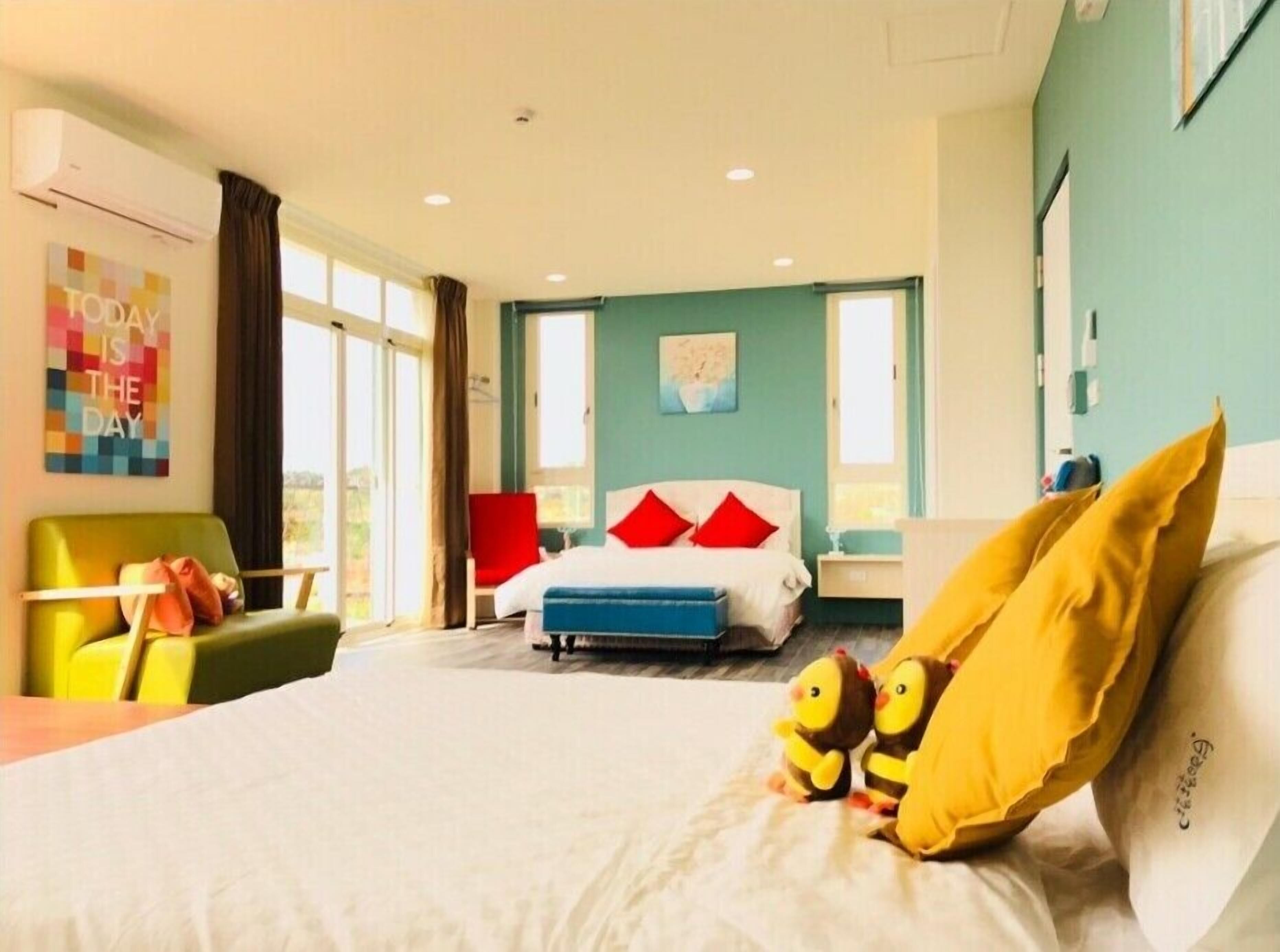 Decoración personalizada, muebles diferentes y escritorio 
