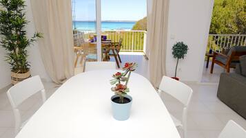 Apartamento, 3 habitaciones, terraza, vistas al mar | Zona de estar | Televisión de pantalla plana de 42 pulgadas con canales por cable