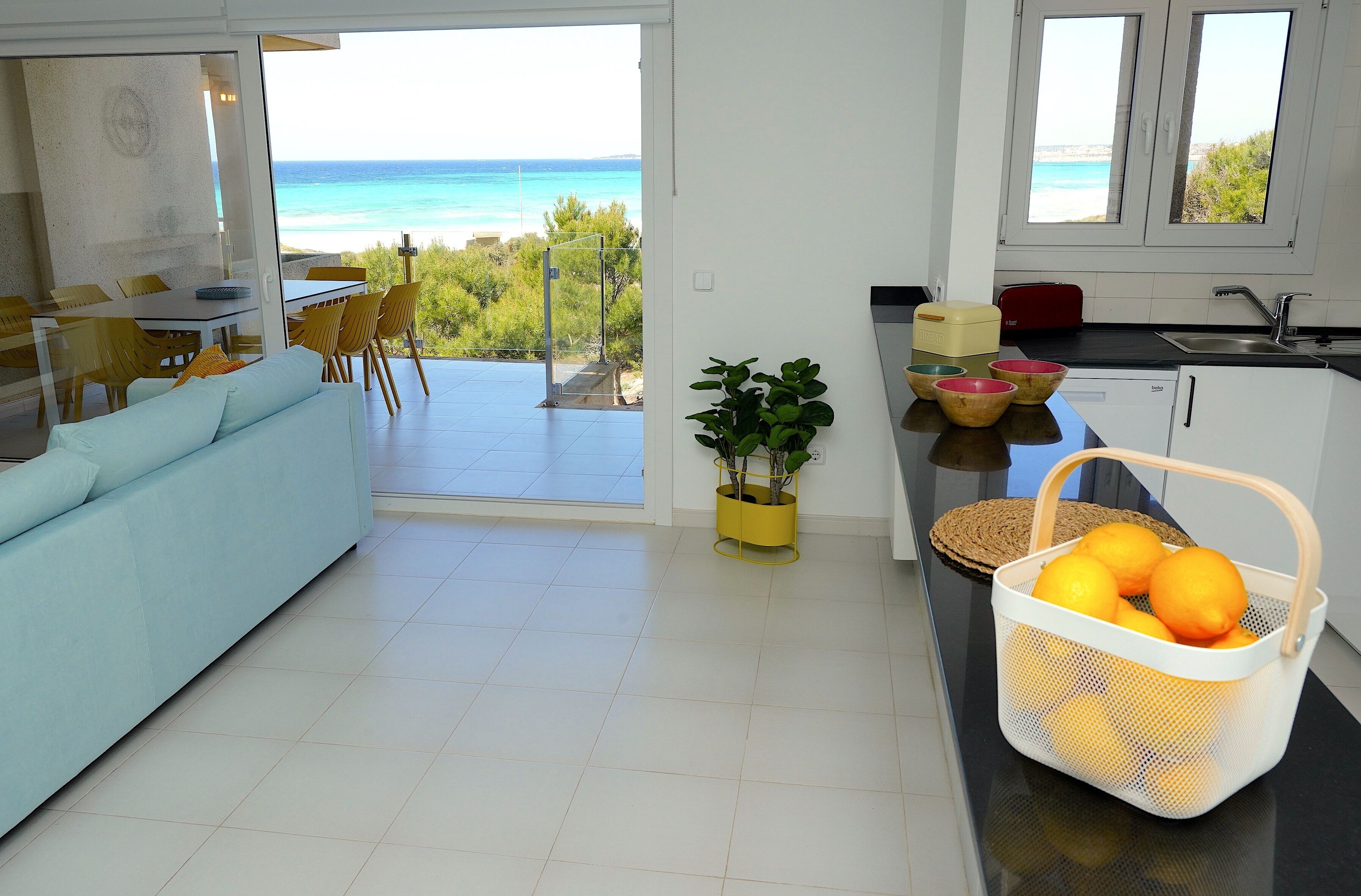 Appartement, 4 chambres, terrasse, vue mer | Coin séjour | Télévision à écran plat de 42 pouces avec chaînes par câble, télévision