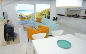 Appartement, 4 slaapkamers, terras, uitzicht op zee | Woonruimte | Een 42-inch flatscreentelevisie met kabelzenders en televisie