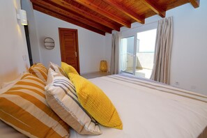 Appartement, 4 slaapkamers, terras, uitzicht op zee | Individueel gedecoreerd, individueel gemeubileerd, een bureau