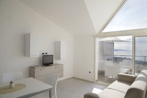 Appartement, 1 chambre, vue sur la mer | Salle de séjour | Téléviseur à DEL