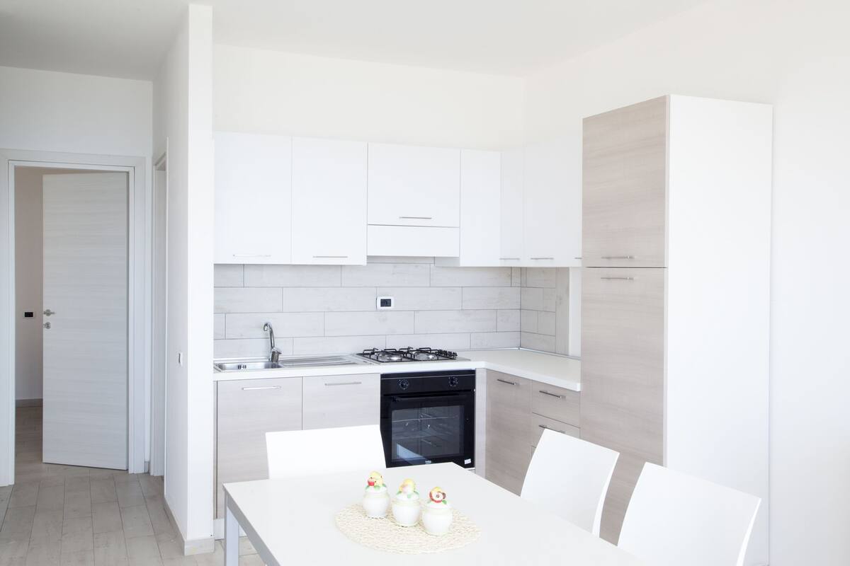 Espressomaschine, großer Kühlschrank, Ofen