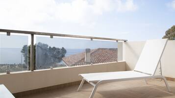 Apartamento, várias camas, vista para o mar | Sacada