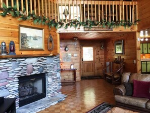 منزل | غرفة المعيشة | تلفزيون بشاشة مسطحة، مدفأة، وحدة تحكم لألعاب الفيديو