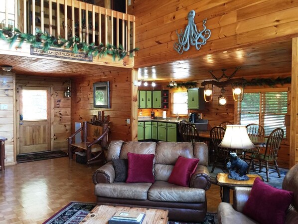 منزل | غرفة المعيشة | تلفزيون بشاشة مسطحة، مدفأة، وحدة تحكم لألعاب الفيديو