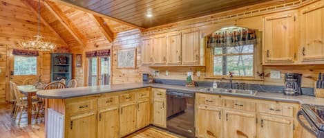 Casa | Cocina privada | Refrigerador, microondas, parrilla de estufa y lavavajillas