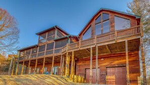 A log cabin with a balcony and a garage. - Paradise Lodge (Blue Ridge)