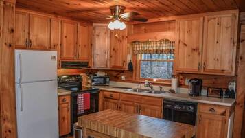 House | Private kitchen | Stovetop, dishwasher, coffee/tea maker, cookware/dishes/utensils