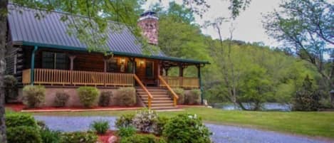 Vista frontal de la propiedad por la tarde o noche