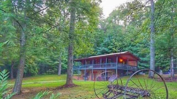 A cabin with a balcony, surrounded by trees. - Tranquilidad (Blue Ridge)