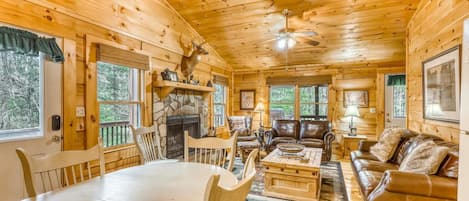 獨棟房屋 | 客廳 | 平面電視、壁爐、電視遊樂器、 DVD 播放機