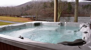 Outdoor spa tub - Falling Waters Lodge (Ellijay)