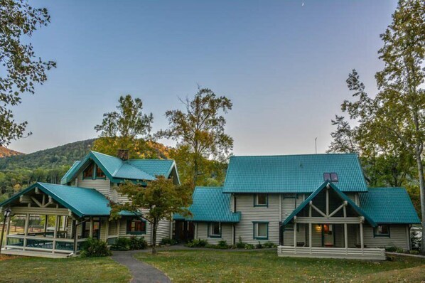 Front of property - Falling Waters Lodge (Ellijay)