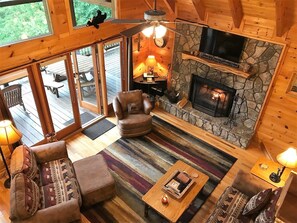 Huis | Woonruimte | Een flatscreentelevisie, een open haard en een dvd-speler