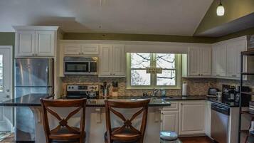 House | Private kitchen | Oven, stovetop, dishwasher, toaster