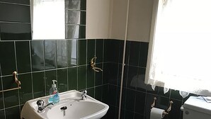 Bathroom - Elton Bank Hotel (Manchester)