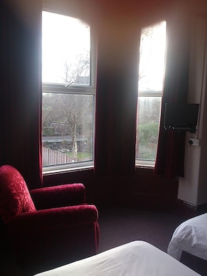 Blackout curtains, free WiFi, bed sheets - Elton Bank Hotel (Manchester)