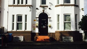 Property entrance - Elton Bank Hotel (Manchester)