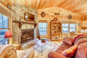 Casa | Sala de estar | Televisión, chimenea y reproductor de DVD