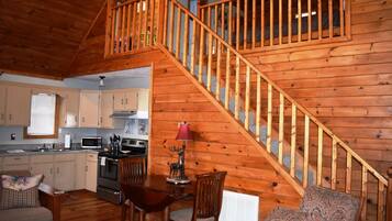 Talo | Yksityinen keittiö | Liesi, astianpesukone, keittoastiat/astiat/ruokailuvälineet