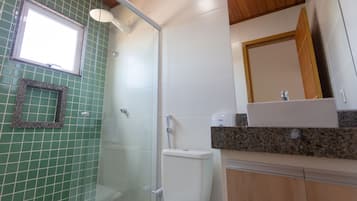 Habitación clásica doble, 1 cama doble | Baño | Ducha, artículos de higiene personal gratuitos y toallas