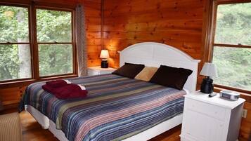 4 bedrooms, desk, iron/ironing board, free WiFi