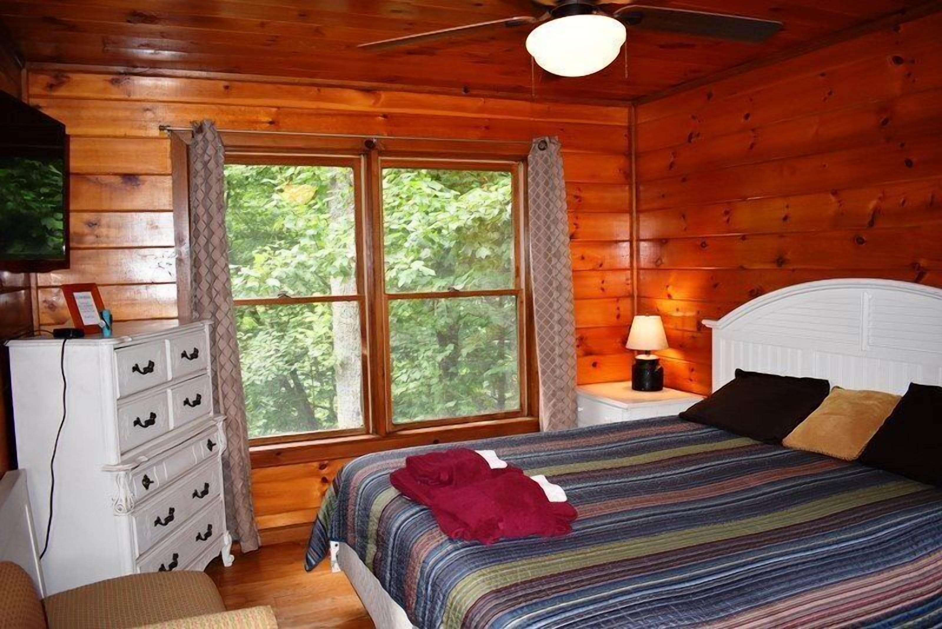 Nhà | 4 phòng ngủ, bàn, bàn ủi/dụng cụ ủi quần áo 