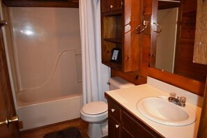 House | Bathroom | Free toiletries, hair dryer, towels, toilet paper