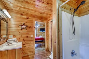 House | Bathroom | Free toiletries, towels, toilet paper