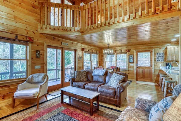 House | Living room | Flat-screen TV, fireplace - Dogwood Overlook (Mineral Bluff)