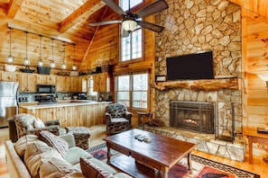 Casa | Sala de estar | Una televisión de pantalla plana, una chimenea, un reproductor de DVD