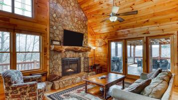 House | Living room | Flat-screen TV, fireplace, DVD player