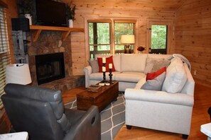 Talo | Oleskelualue | Taulutelevisio, takka