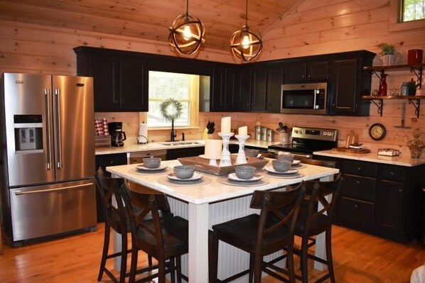 Talo | Yksityinen keittiö | Liesi, astianpesukone, keittoastiat/astiat/ruokailuvälineet