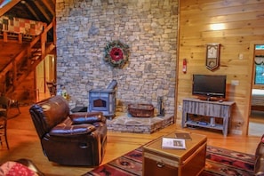 Flat-screen TV, fireplace, DVD player - Bear Lake Lodge (Blue Ridge)