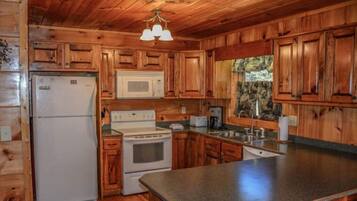 House | Private kitchen | Oven, stovetop, dishwasher, cookware/dishes/utensils